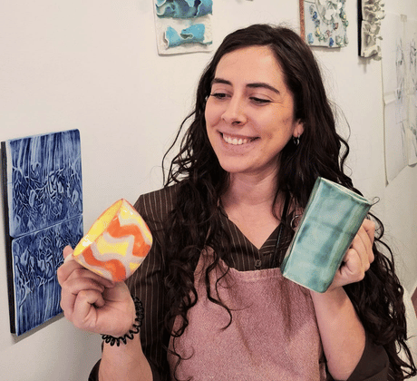 Alumna de Carmen Colomé con sus piezas de Cerámica listas y pintadas del taller de pintura en sevilla