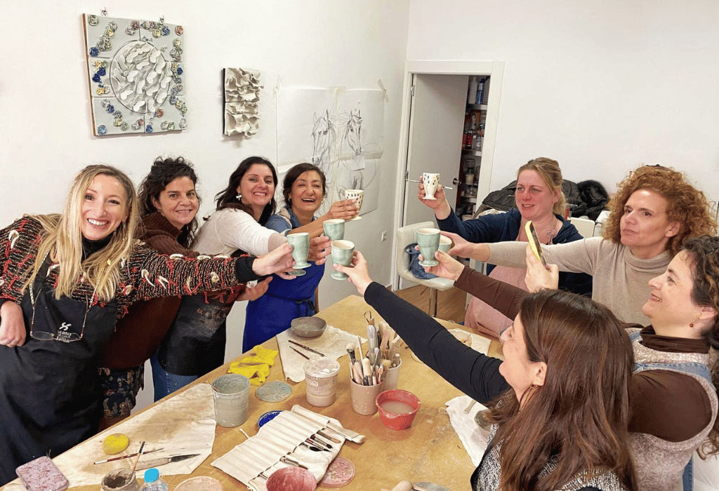 Carmen Colomé en un taller de cerámica grupal