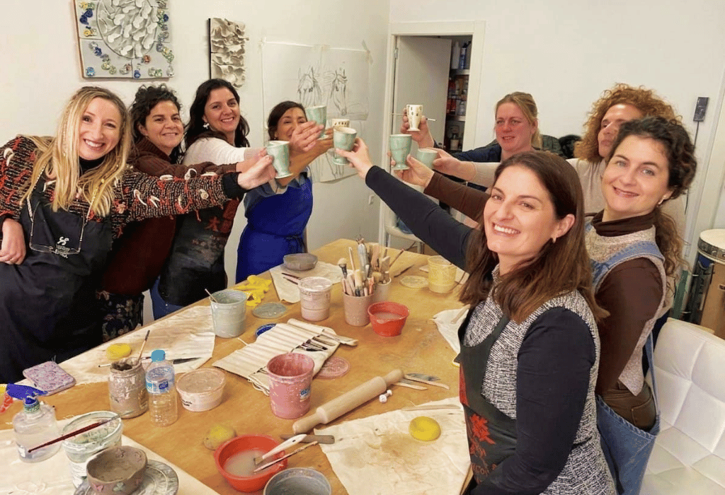 Carmen Colomé en un taller de cerámica grupal