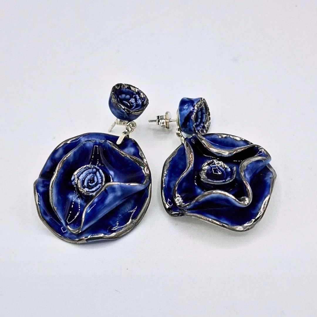 Pendientes de porcelana azul y plata hecho a mano