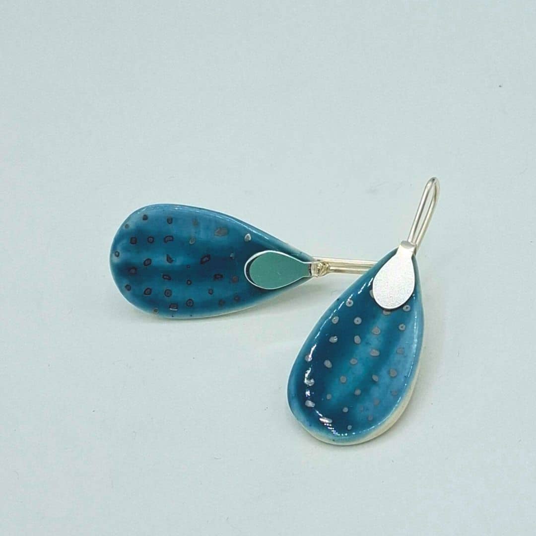 Pendientes de porcelana en verde y plata hecho a mano perfil