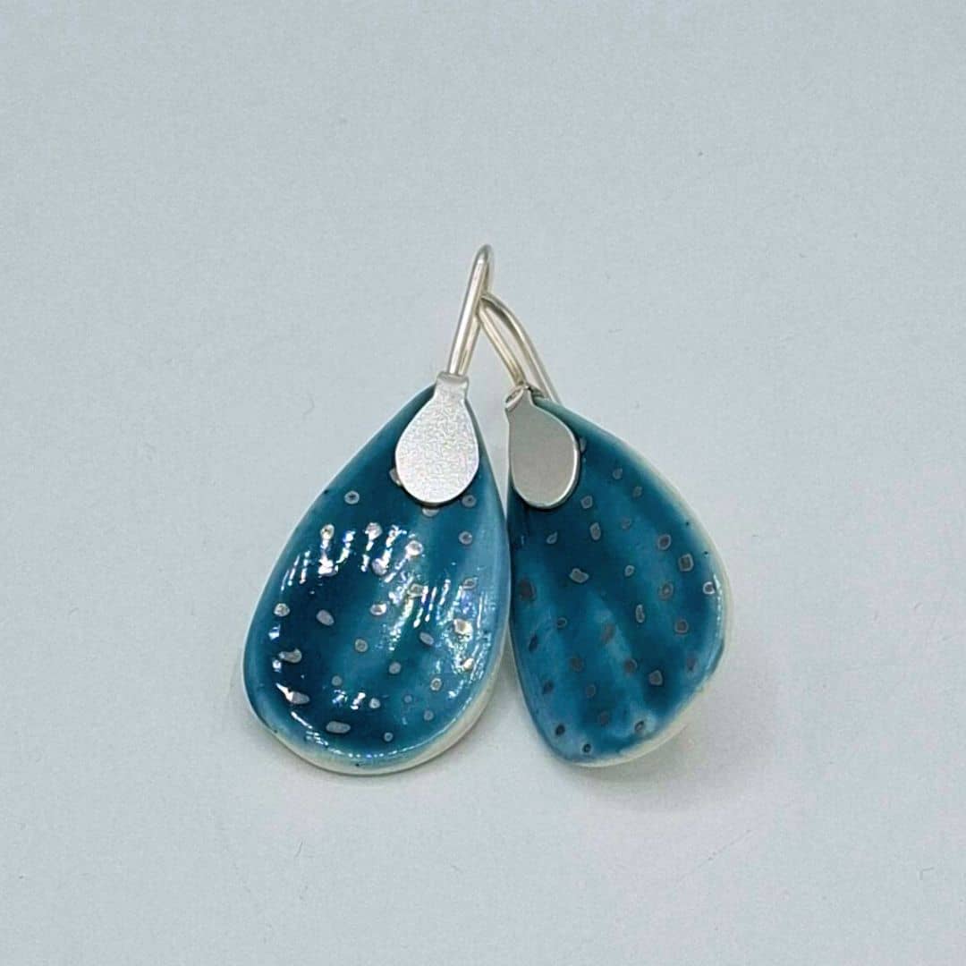 Pendientes de porcelana en verde y plata hechos a mano frontal