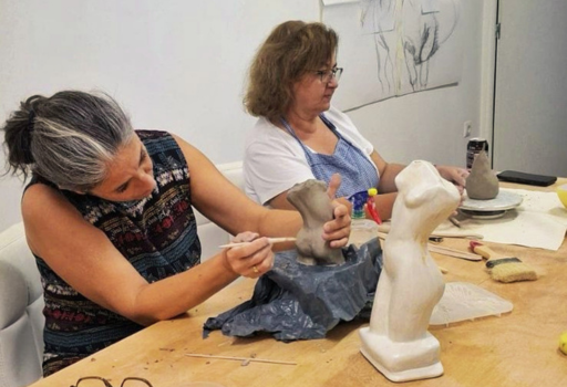 Taller en grupos alumnas y cerámica