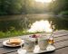 Set de desayuno artesanal en gres libélula. desayuno junto al rio