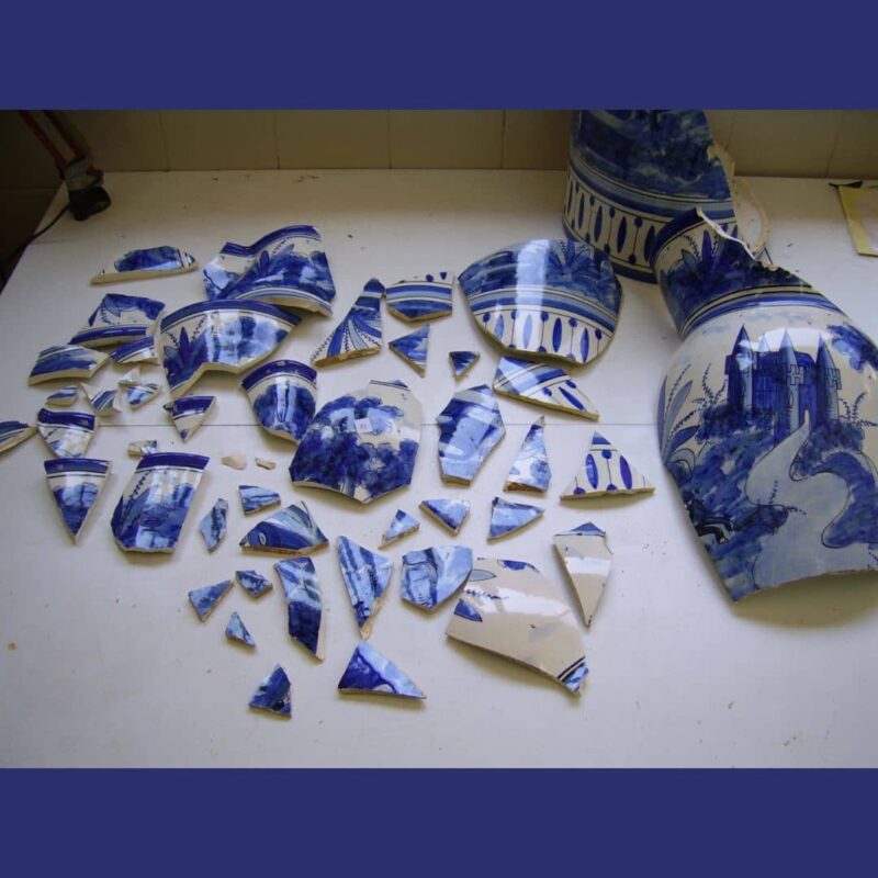 restauracion-jarra-ceramica-azul-blanca-antes