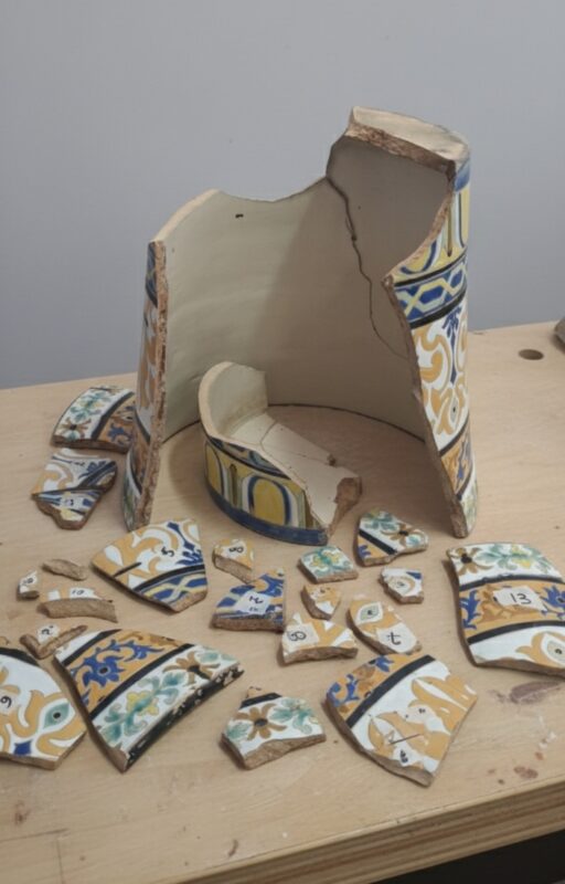 restauracion-macetero-ceramica-mudejar-fragmentos-antes